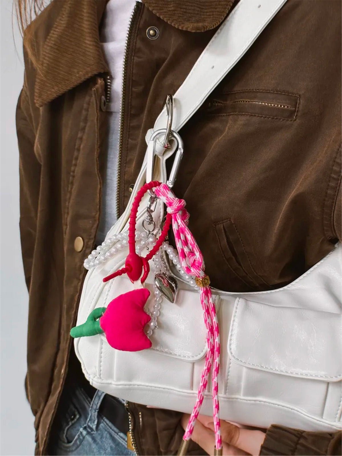 Bijou de sac rose, tulipe rembourrée, perles blanches, cœur argenté, corde tressée, modèle Risa - Bijoux de sac - Rose