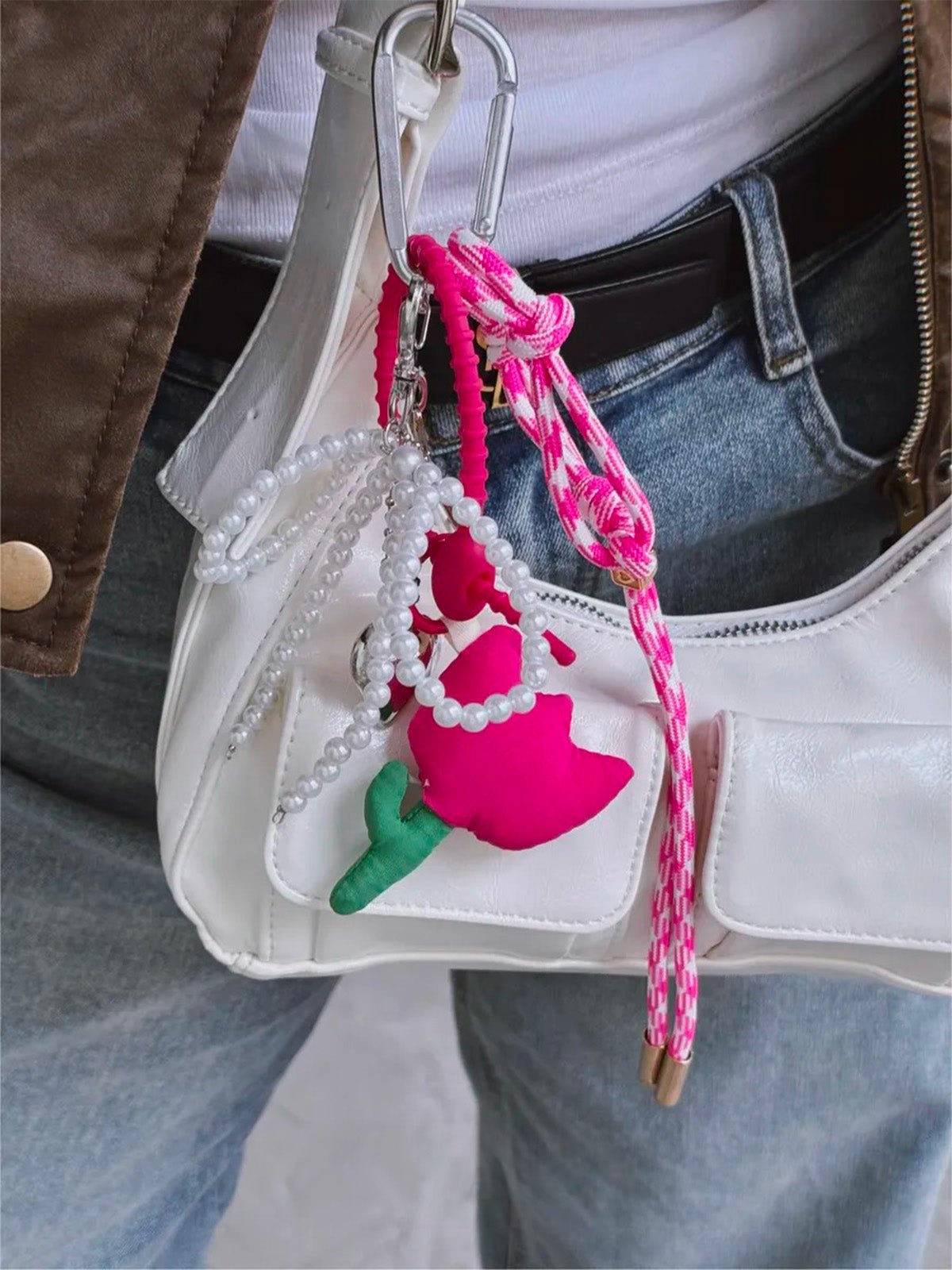 Bijou de sac rose, tulipe rembourrée, perles blanches, cœur argenté, corde tressée, modèle Risa - Bijoux de sac - Rose