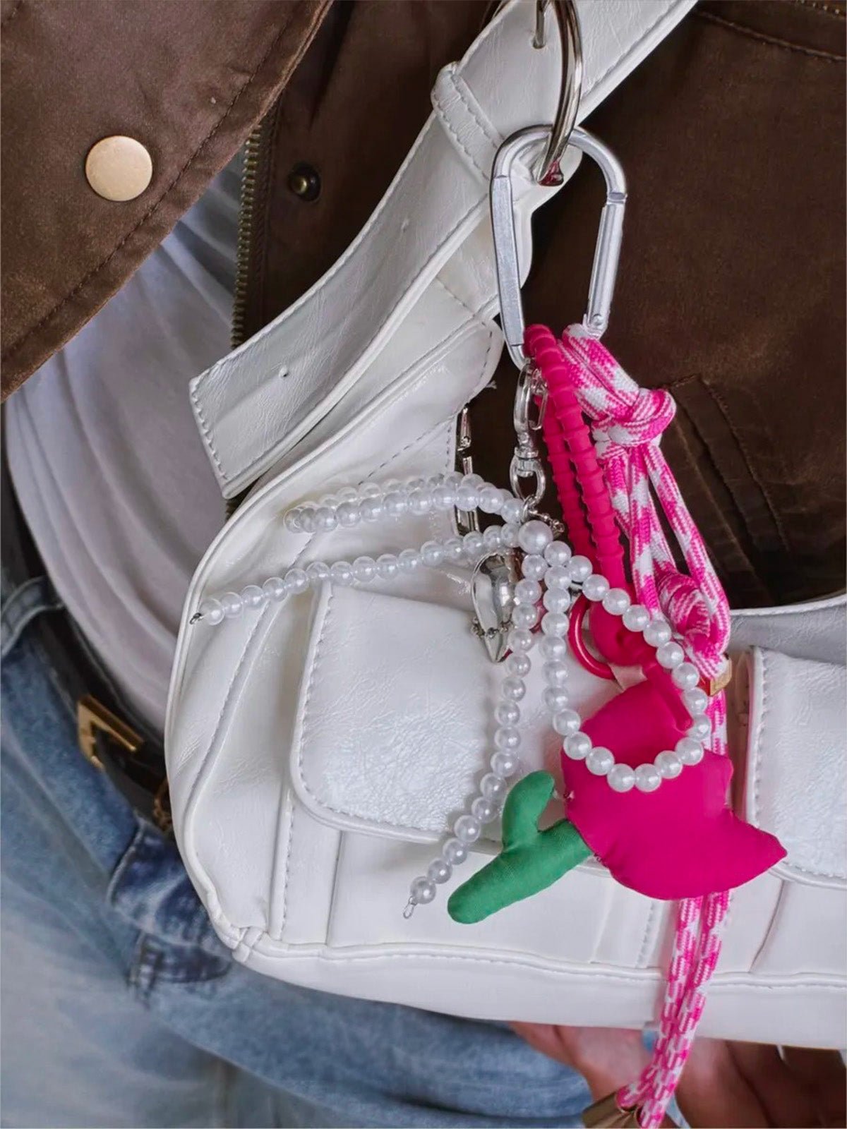 Bijou de sac rose, tulipe rembourrée, perles blanches, cœur argenté, corde tressée, modèle Risa - Bijoux de sac - Rose