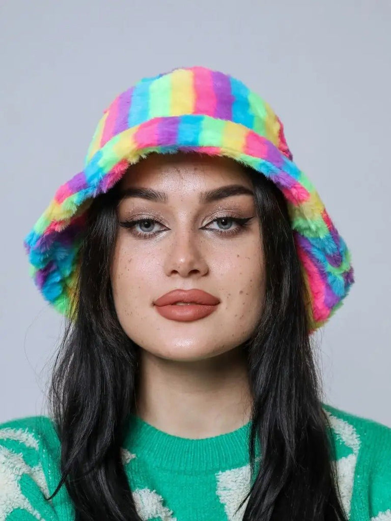 Bob en fausse fourrure, chapeau rayé multicolore, bucket hat doux et chaud, couvre - chef hiver, modèle Malda - Bob - Style 1
