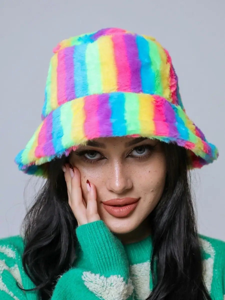 Bob en fausse fourrure, chapeau rayé multicolore, bucket hat doux et chaud, couvre - chef hiver, modèle Malda - Bob - Style 1