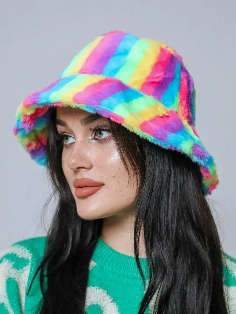 Bob en fausse fourrure, chapeau rayé multicolore, bucket hat doux et chaud, couvre - chef hiver, modèle Malda - Bob - Style 1