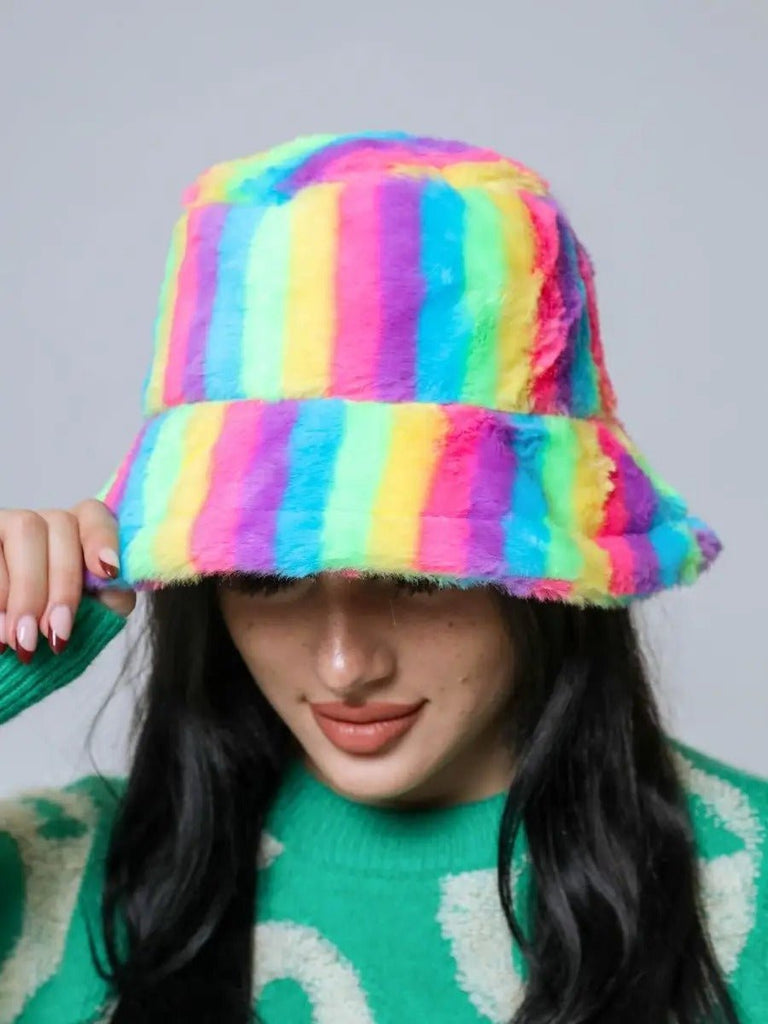 Bob en fausse fourrure, chapeau rayé multicolore, bucket hat doux et chaud, couvre - chef hiver, modèle Malda - Bob - Style 1