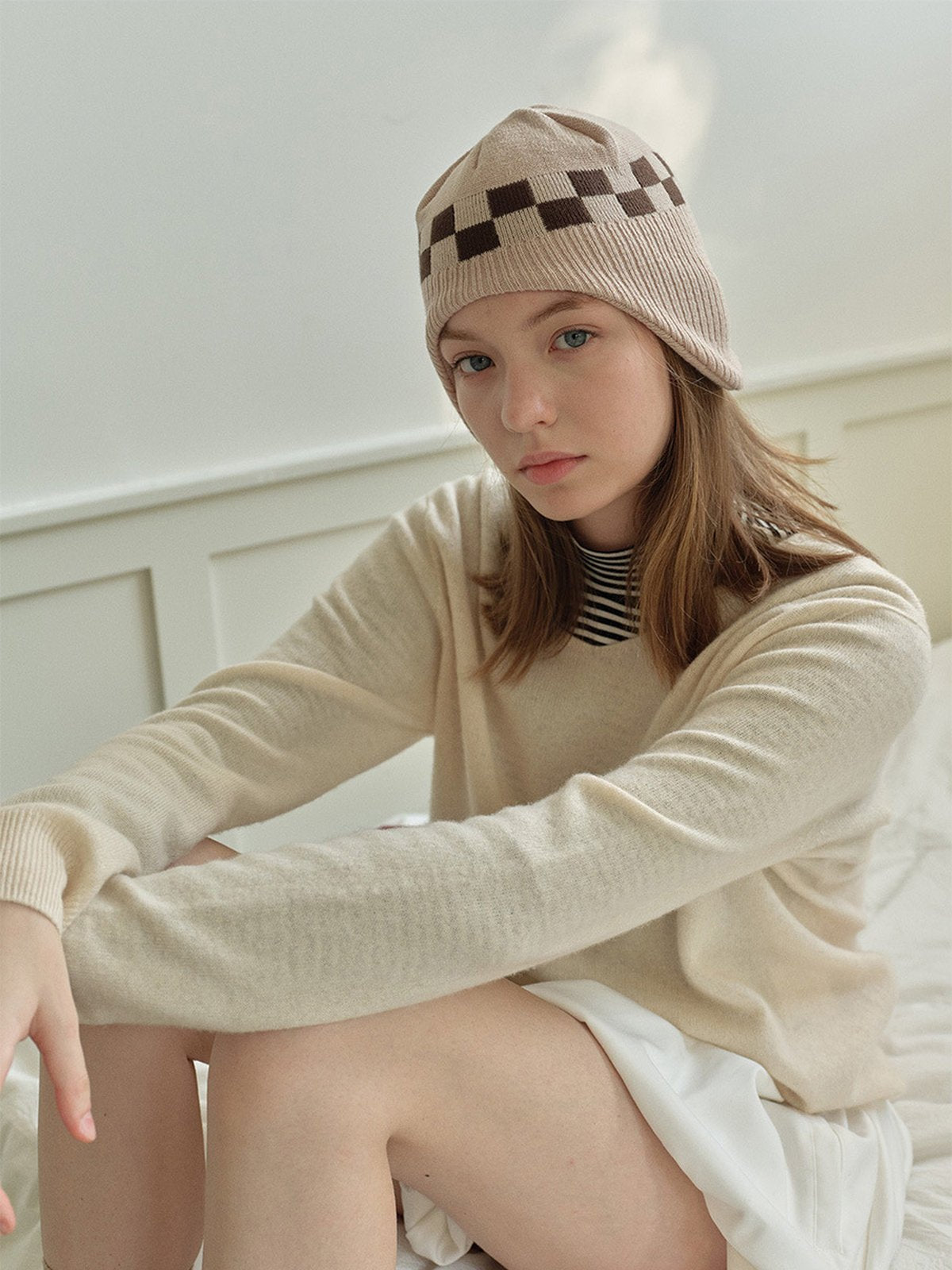 Bonnet chaud hiver, protège oreilles maille damier, bonnet femme visage fin, bonnet tricot doux, bonnet extensible hiver, modèle Monie - Bonnets - Beige