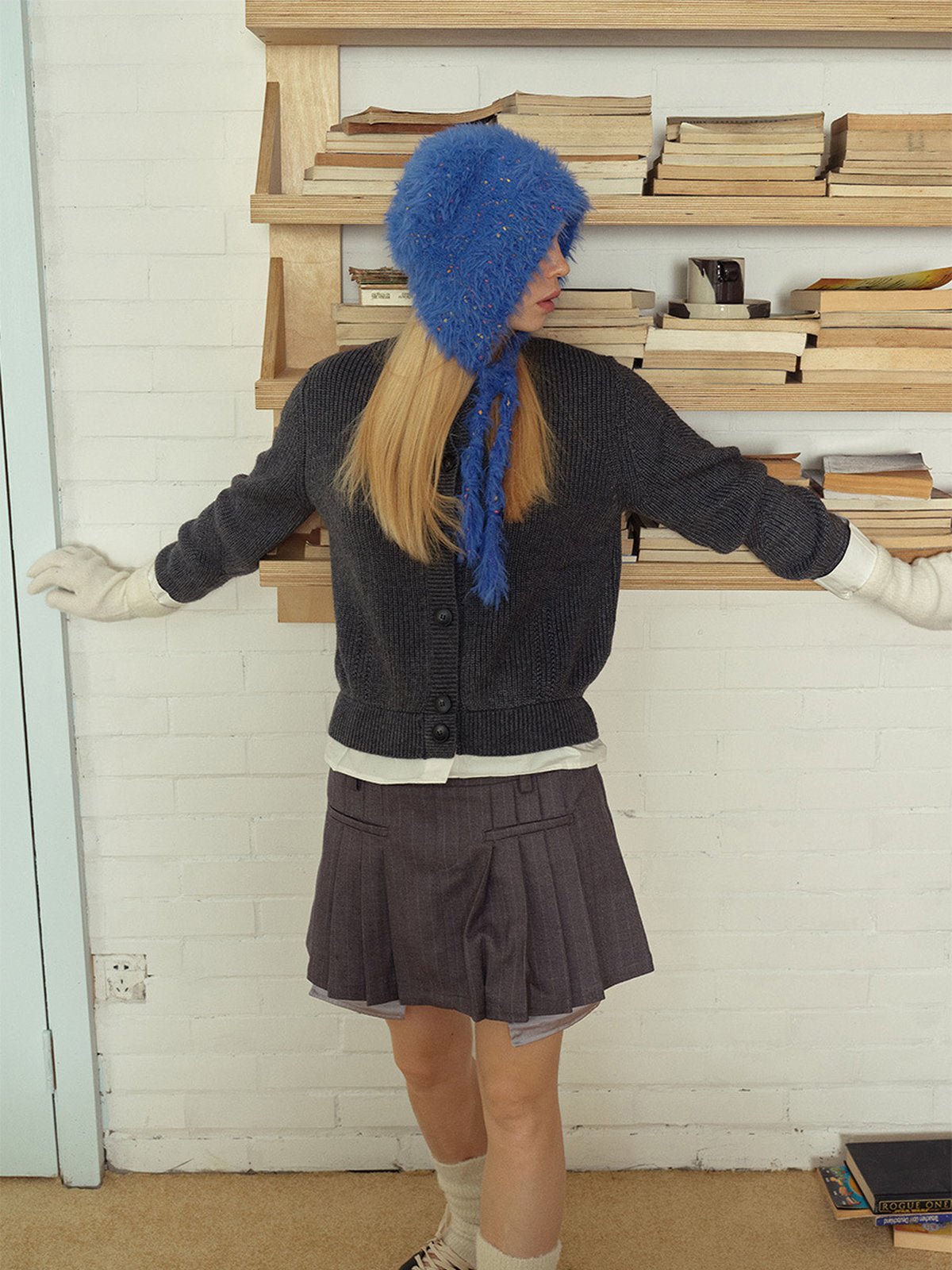 Bonnet d'hiver chaud, accessoire ourson en maille, style doux à pompons, couvre - oreilles fantaisie, bonnet à liens tressés, toucher duveteux, modèle Kogra - Bonnets - Bleu