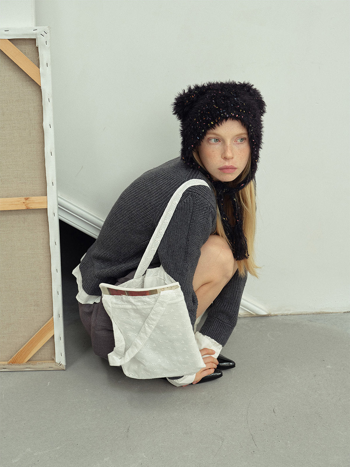 Bonnet d'hiver chaud, accessoire ourson en maille, style doux à pompons, couvre - oreilles fantaisie, bonnet à liens tressés, toucher duveteux, modèle Kogra - Bonnets - Noir