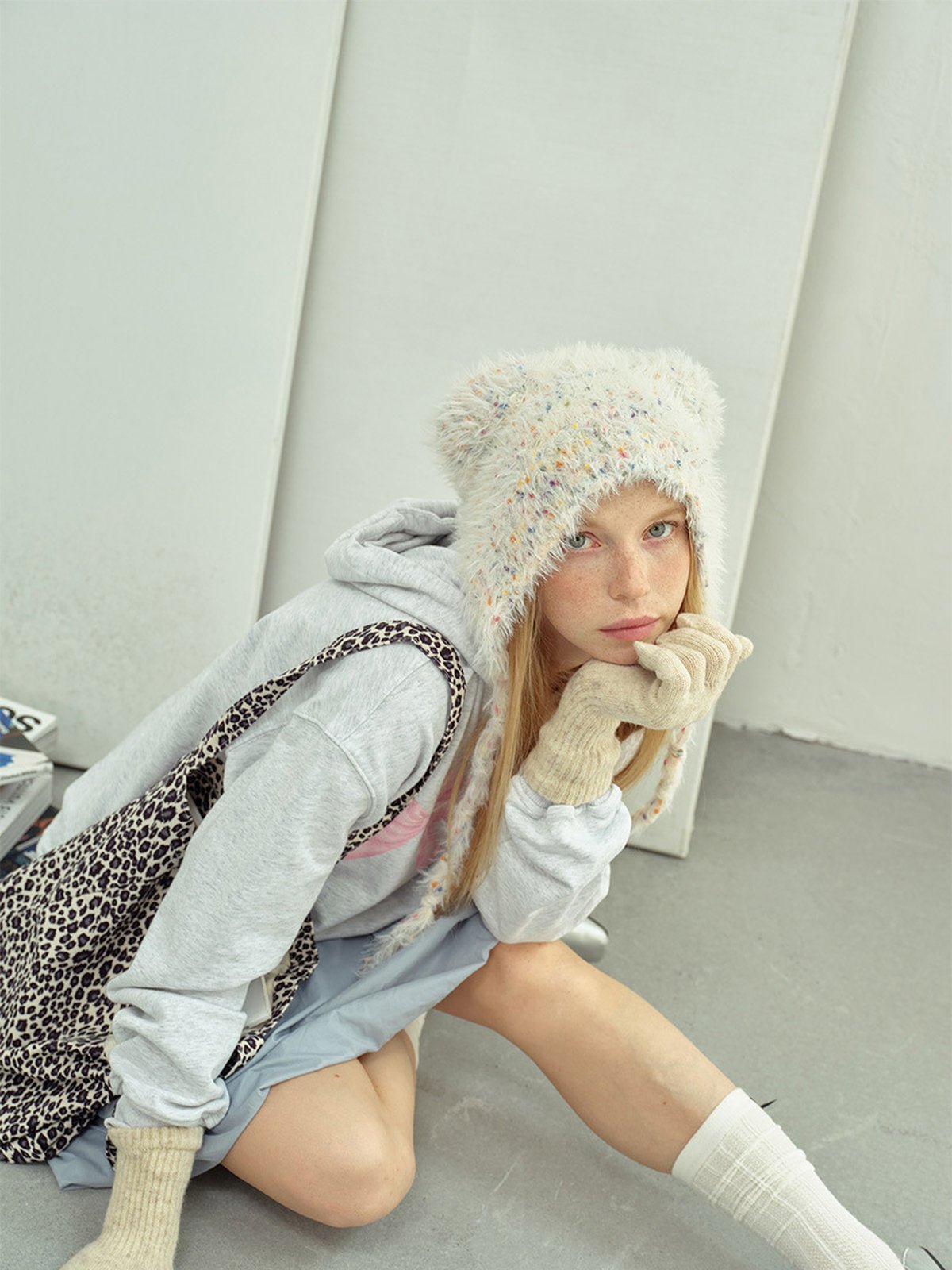 Bonnet d'hiver chaud, accessoire ourson en maille, style doux à pompons, couvre - oreilles fantaisie, bonnet à liens tressés, toucher duveteux, modèle Kogra - Bonnets - Gris