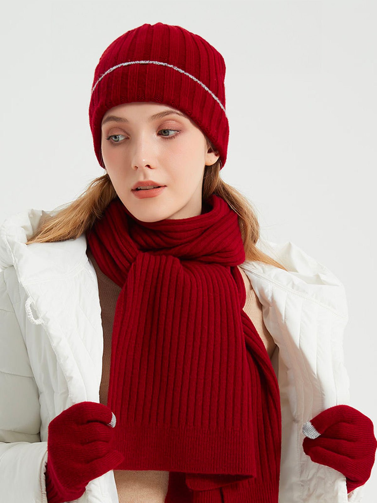 Bonnet en laine chaude, maille côtelée unisexe, revers extensible et confortable, touche de couleur contrastée, douceur naturelle pour l’hiver, modèle Kinsy - Bonnets - Bordeaux