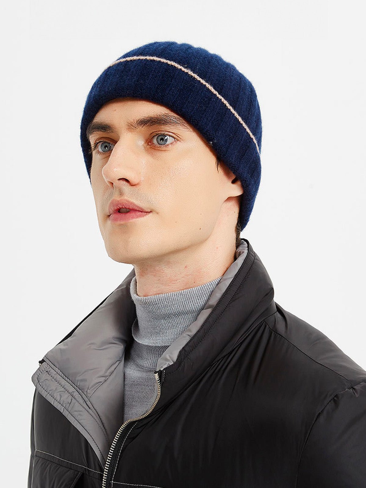Bonnet en laine chaude, maille côtelée unisexe, revers extensible et confortable, touche de couleur contrastée, douceur naturelle pour l’hiver, modèle Kinsy - Bonnets - Bleu marine