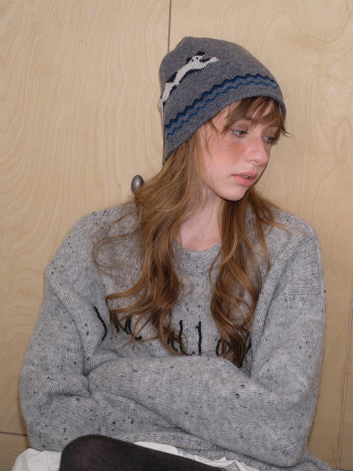 Bonnet en laine douce, design chat en tricot, chaud et confortable, style streetwear hiver, gris ou noir, motif animalier original, coupe ajustée, mode urbaine cosy, modèle Mimie - Bonnets - Gris