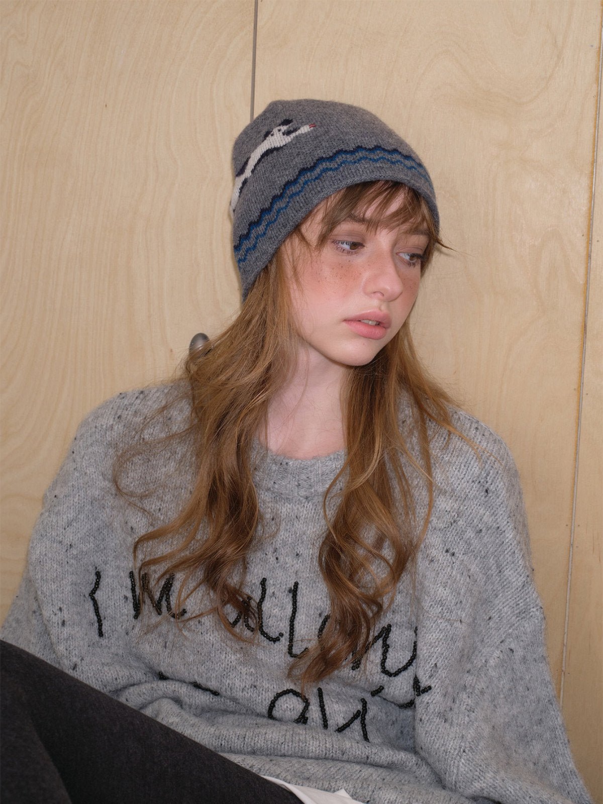 Bonnet en laine douce, design chat en tricot, chaud et confortable, style streetwear hiver, gris ou noir, motif animalier original, coupe ajustée, mode urbaine cosy, modèle Mimie - Bonnets - Gris