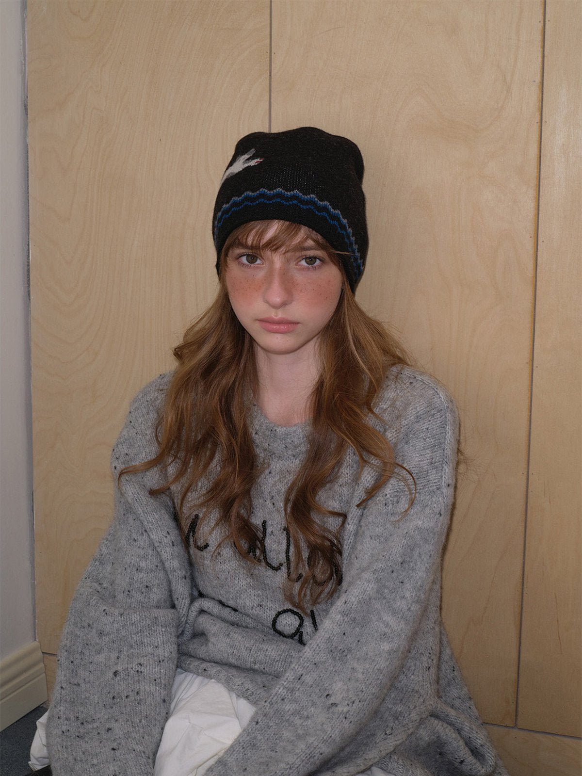 Bonnet en laine douce, design chat en tricot, chaud et confortable, style streetwear hiver, gris ou noir, motif animalier original, coupe ajustée, mode urbaine cosy, modèle Mimie - Bonnets - Noir