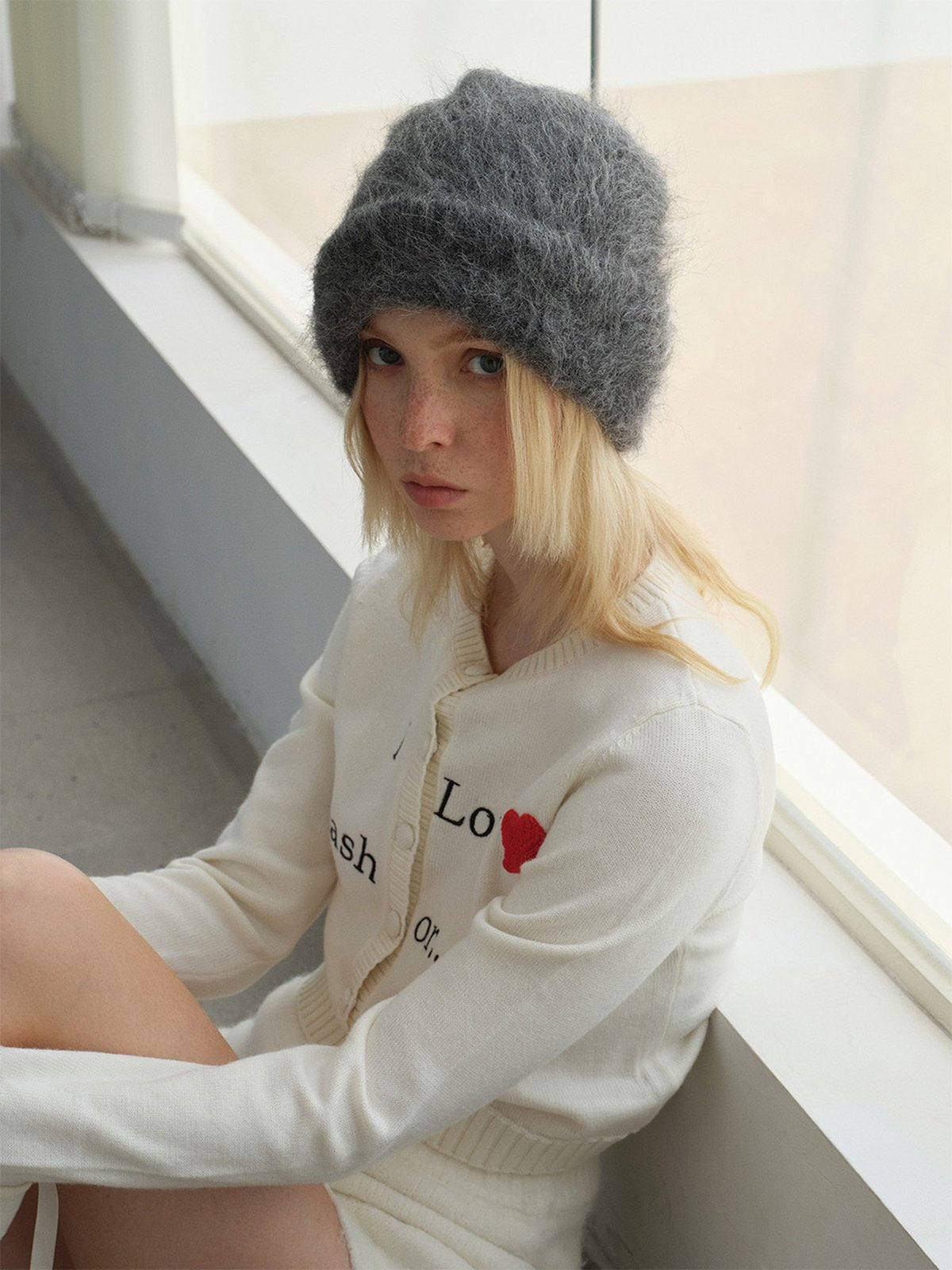 Bonnet en laine mohair d'alpaga duveteux, toucher doux et chaud, look épuré et moderne, couleur unie ou contrastée, parfait pour l’hiver, modèle Skia - Bonnets - Gris foncé