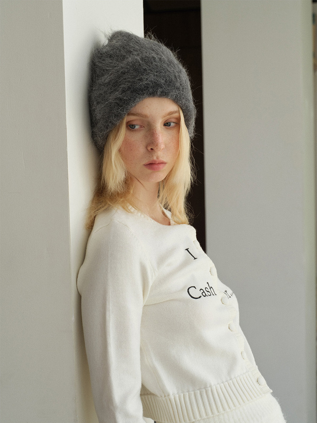 Bonnet en laine mohair d'alpaga duveteux, toucher doux et chaud, look épuré et moderne, couleur unie ou contrastée, parfait pour l’hiver, modèle Skia - Bonnets - Gris foncé