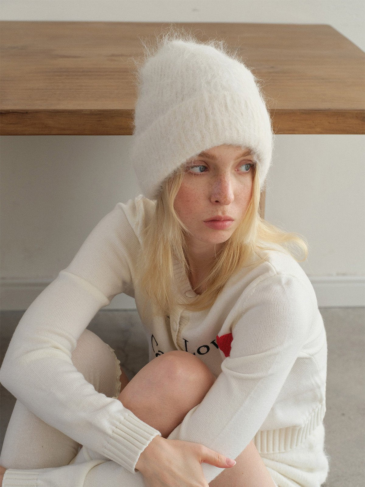 Bonnet en laine mohair d'alpaga duveteux, toucher doux et chaud, look épuré et moderne, couleur unie ou contrastée, parfait pour l’hiver, modèle Skia - Bonnets - Blanc