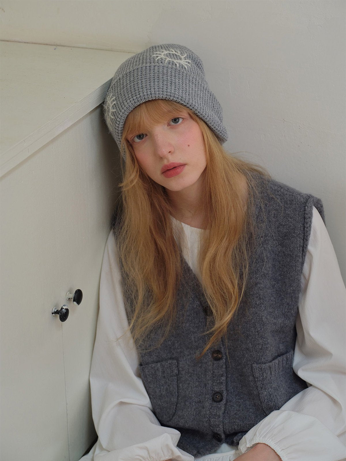 Bonnet en maille brodée, doux et chaud, design original soleil, style unisexe moderne, accessoire hiver tendance, modèle Trada - Bonnets - Gris