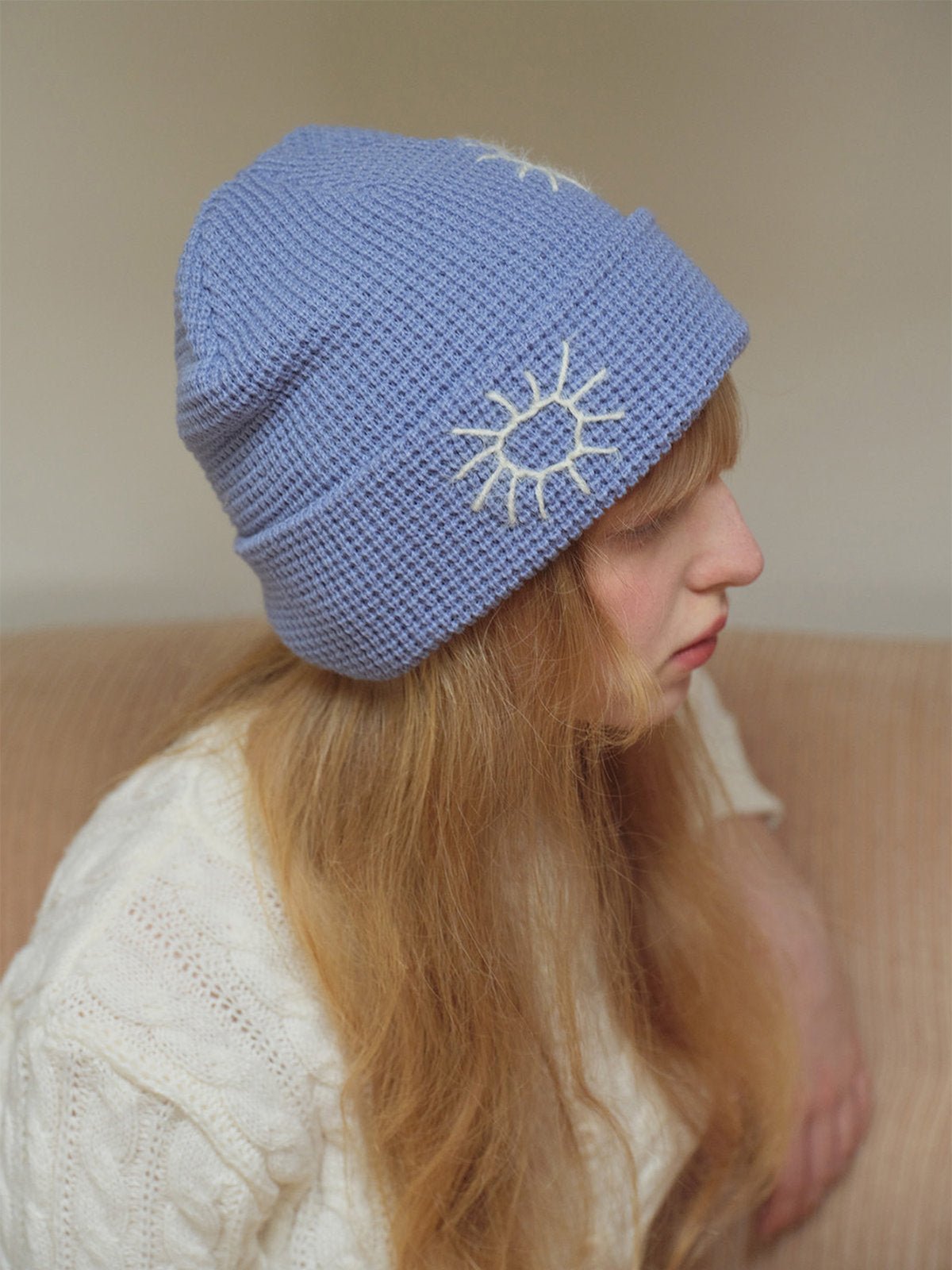 Bonnet en maille brodée, doux et chaud, design original soleil, style unisexe moderne, accessoire hiver tendance, modèle Trada - Bonnets - Bleu