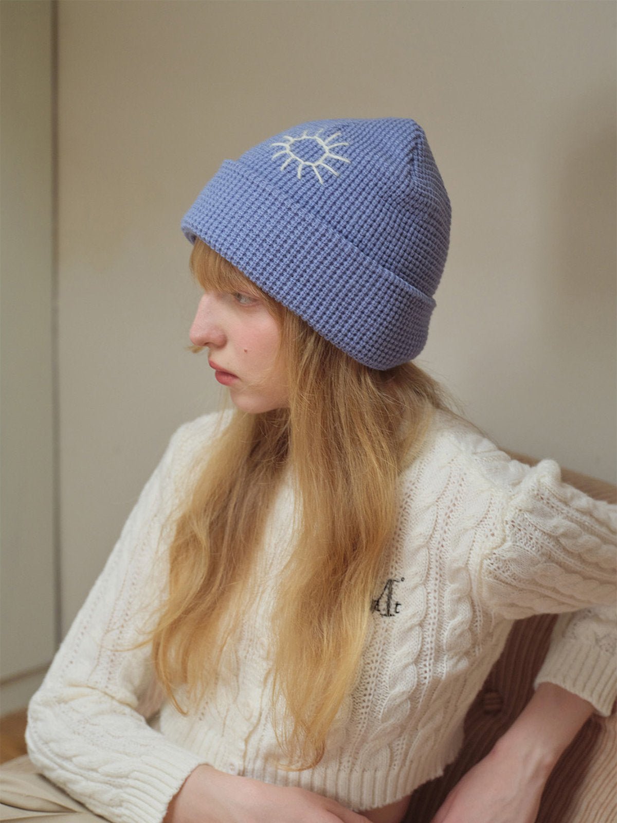 Bonnet en maille brodée, doux et chaud, design original soleil, style unisexe moderne, accessoire hiver tendance, modèle Trada - Bonnets - Bleu