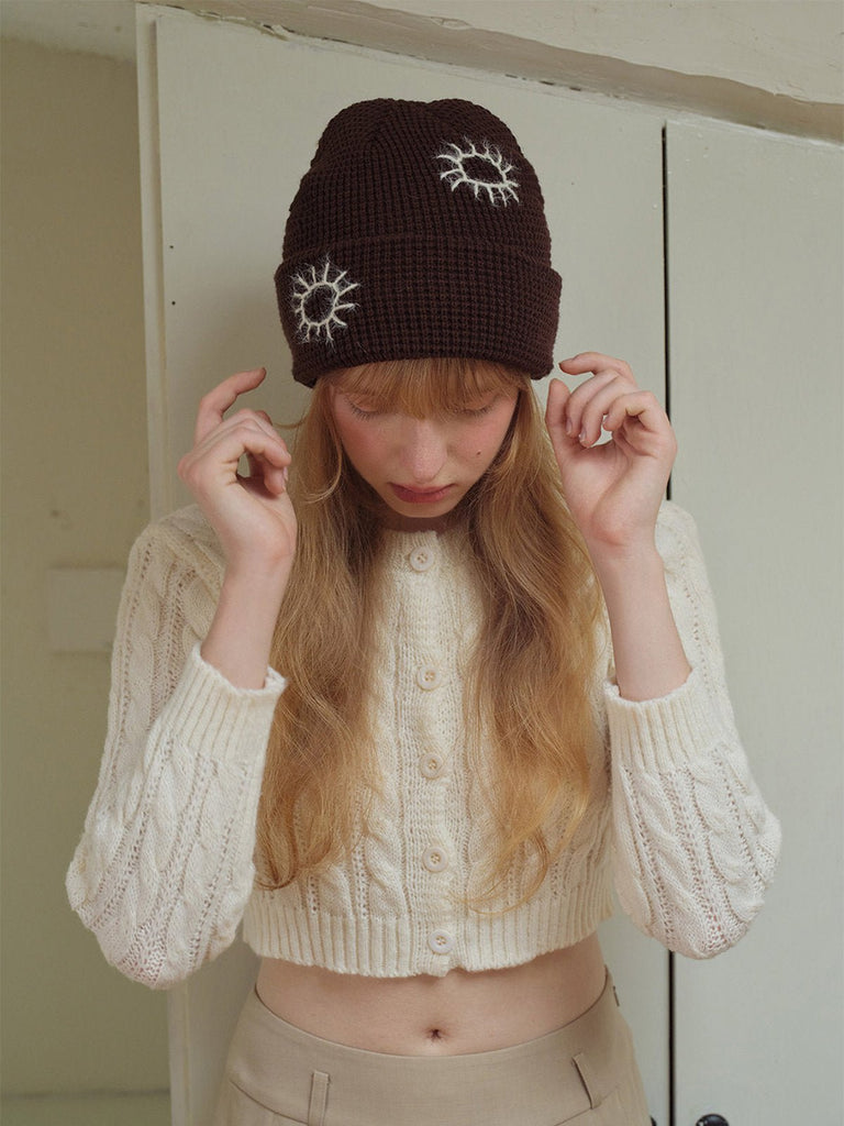 Bonnet en maille brodée, doux et chaud, design original soleil, style unisexe moderne, accessoire hiver tendance, modèle Trada - Bonnets - Café