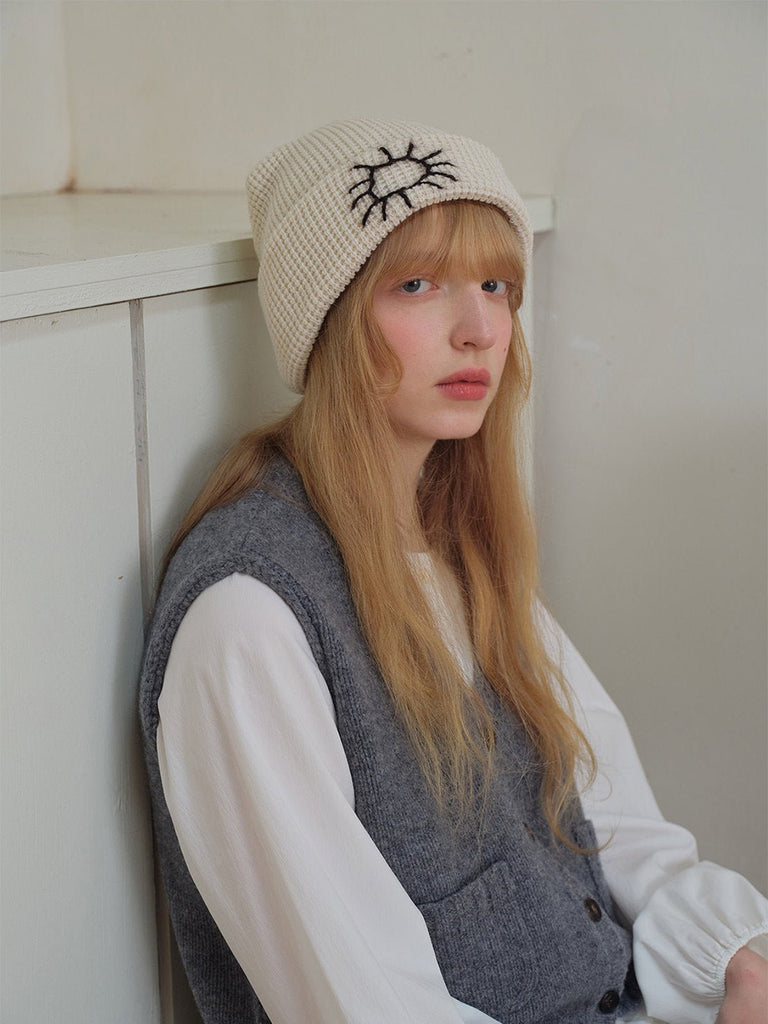 Bonnet en maille brodée, doux et chaud, design original soleil, style unisexe moderne, accessoire hiver tendance, modèle Trada - Bonnets - Blanc