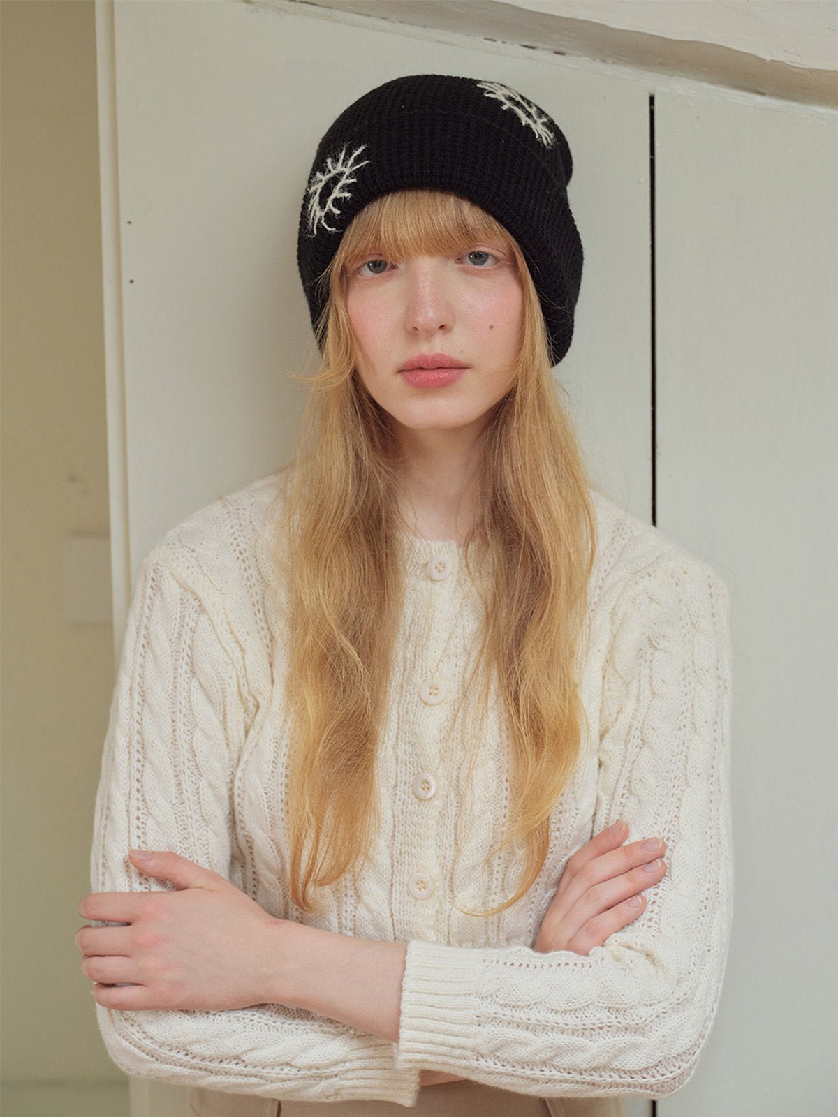 Bonnet en maille brodée, doux et chaud, design original soleil, style unisexe moderne, accessoire hiver tendance, modèle Trada - Bonnets - Noir