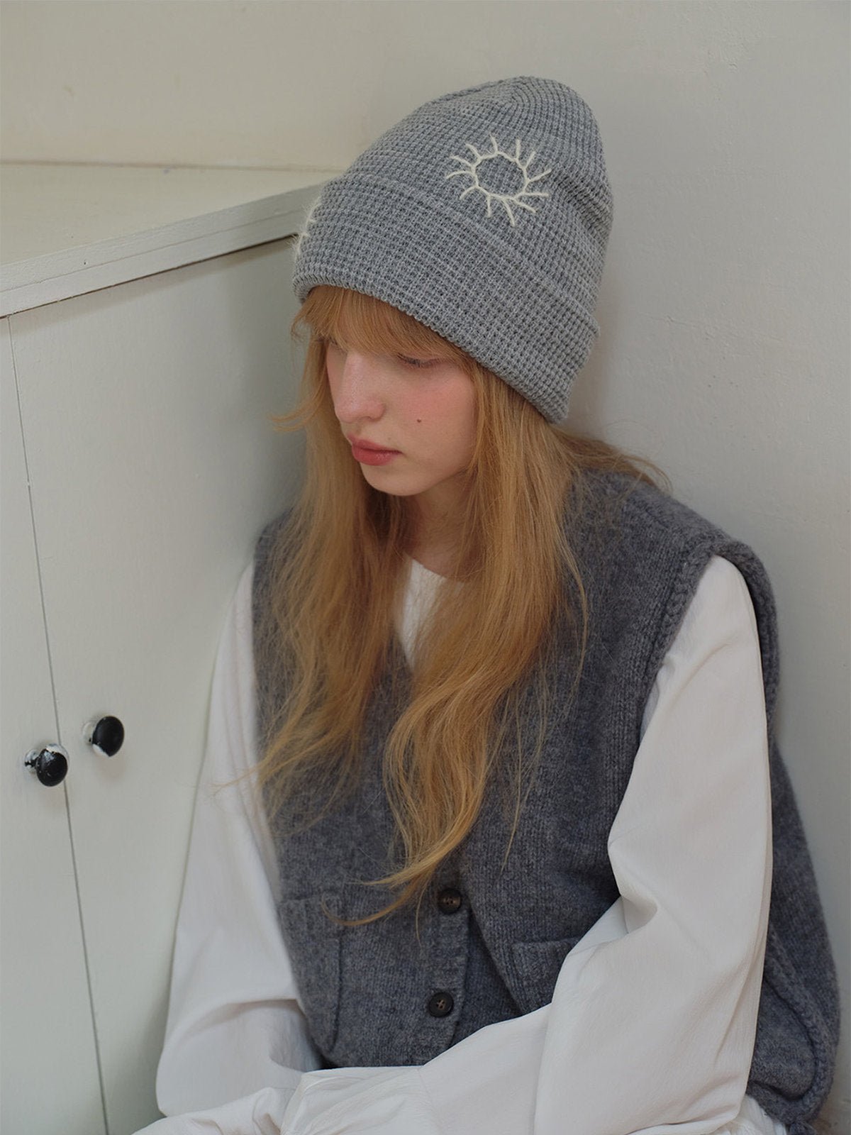 Bonnet en maille brodée, doux et chaud, design original soleil, style unisexe moderne, accessoire hiver tendance, modèle Trada - Bonnets - Gris