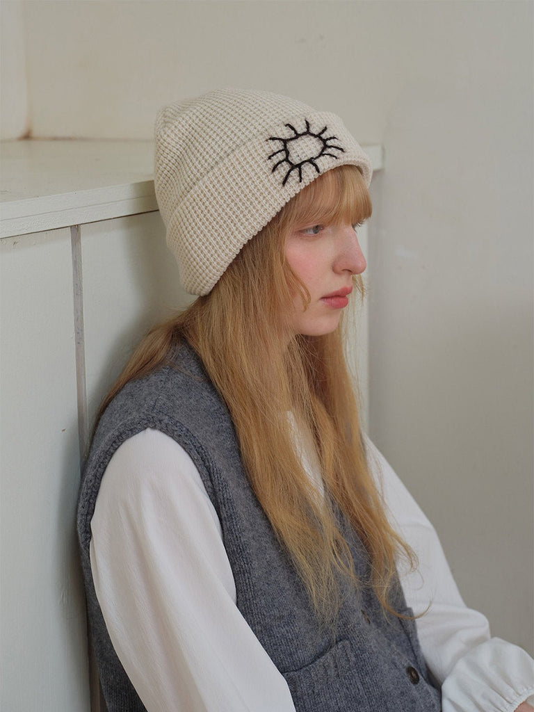 Bonnet en maille brodée, doux et chaud, design original soleil, style unisexe moderne, accessoire hiver tendance, modèle Trada - Bonnets - Blanc