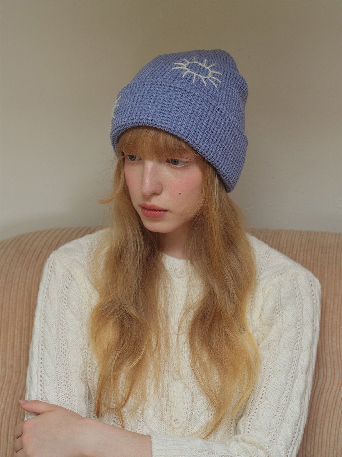 Bonnet en maille brodée, doux et chaud, design original soleil, style unisexe moderne, accessoire hiver tendance, modèle Trada - Bonnets - Bleu