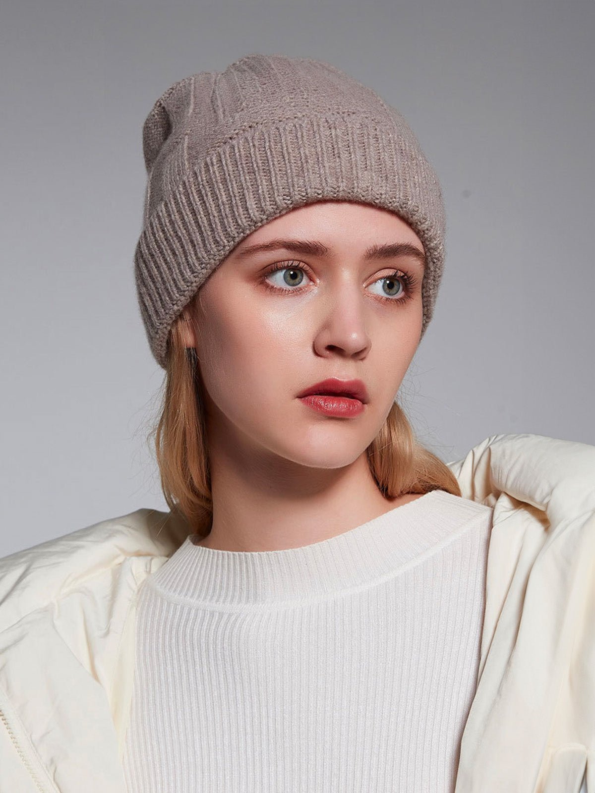 Bonnet en pure laine homme et femme, maille épaisse chaude, design géométrique, toucher doux, bonnet extensible hiver, coupe ajustée confort, modèle Dane - Bonnets - Taupe