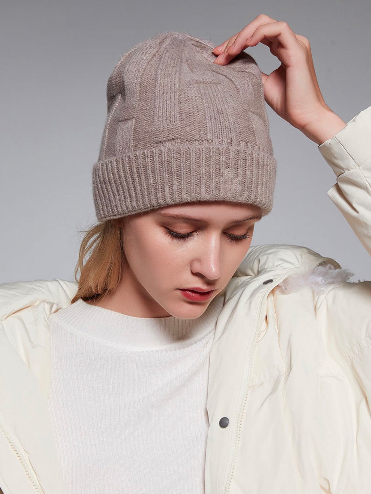 Bonnet en pure laine homme et femme, maille épaisse chaude, design géométrique, toucher doux, bonnet extensible hiver, coupe ajustée confort, modèle Dane - Bonnets - Taupe