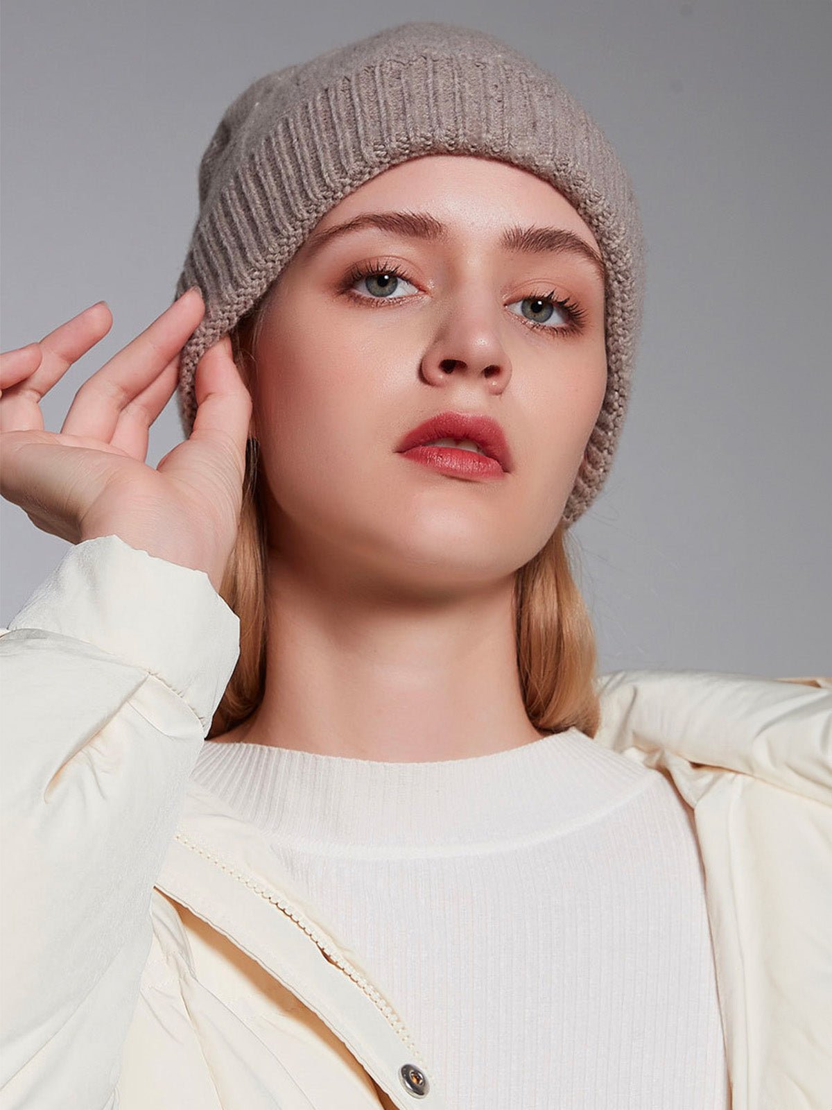 Bonnet en pure laine homme et femme, maille épaisse chaude, design géométrique, toucher doux, bonnet extensible hiver, coupe ajustée confort, modèle Dane - Bonnets - Taupe
