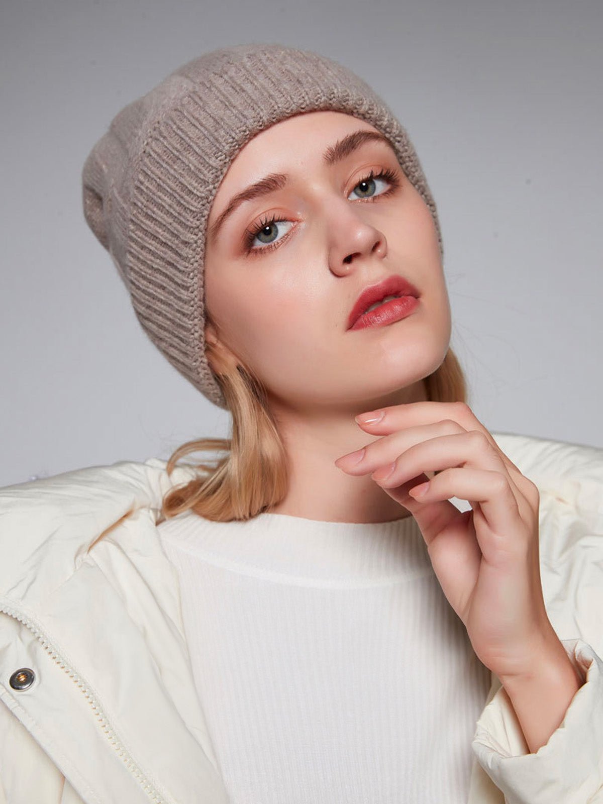 Bonnet en pure laine homme et femme, maille épaisse chaude, design géométrique, toucher doux, bonnet extensible hiver, coupe ajustée confort, modèle Dane - Bonnets - Taupe