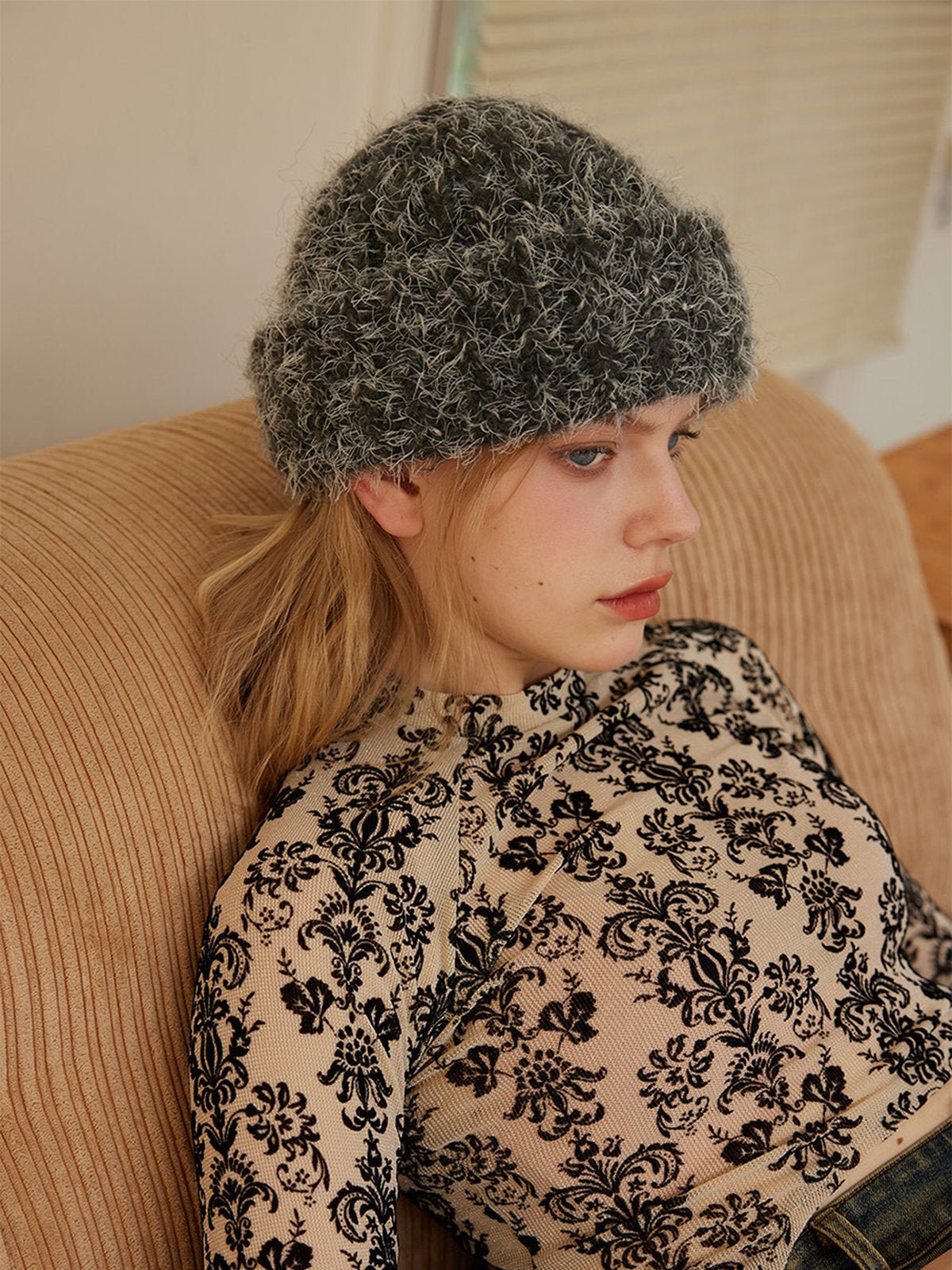 Bonnet femme hiver, accessoire chaud laine bouclée, texture bouclée gris foncé, coupe moderne sans rebord, style street minimal, modèle Nawie - Bonnets - Gris