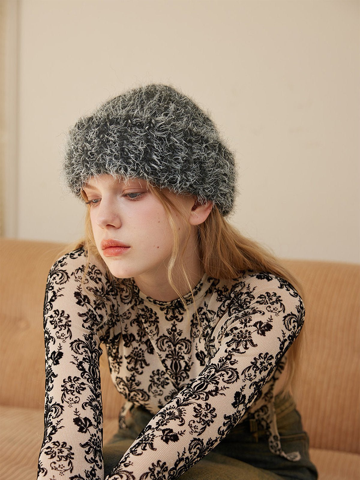 Bonnet femme hiver, accessoire chaud laine bouclée, texture bouclée gris foncé, coupe moderne sans rebord, style street minimal, modèle Nawie - Bonnets - Gris