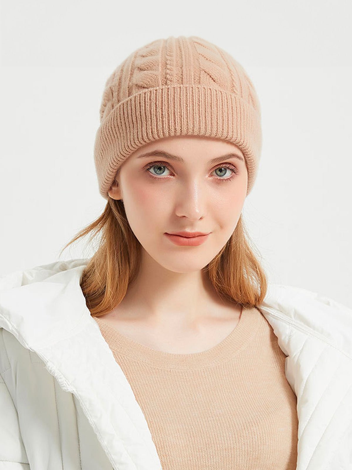 Bonnet femme hiver en pure laine, tricot torsadé, coupe chaude, style minimal, mode urbaine, modèle Ulia - Bonnets - Beige