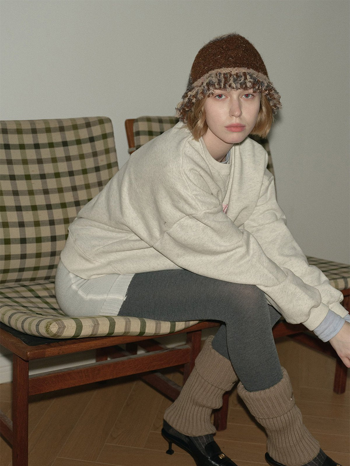 Bonnet laine mélangée femme, forme cloche, tricoté main, style vintage, bord à franges bouclées, doux et chaud, hiver 2024, look rétro, design unique, mixte et original, modèle Pyrma - Bonnets - Marron