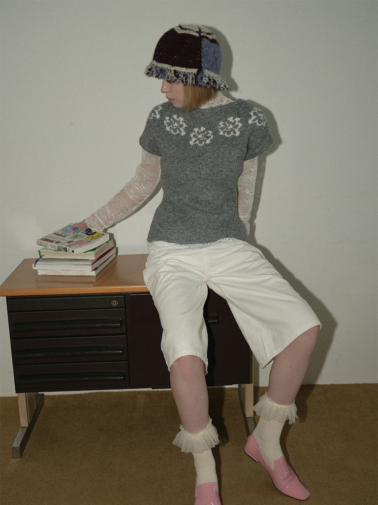 Bonnet laine mélangée femme, forme cloche, tricoté main, style vintage, bord à franges bouclées, doux et chaud, hiver 2024, look rétro, design unique, mixte et original, modèle Pyrma - Bonnets - Noir et bleu