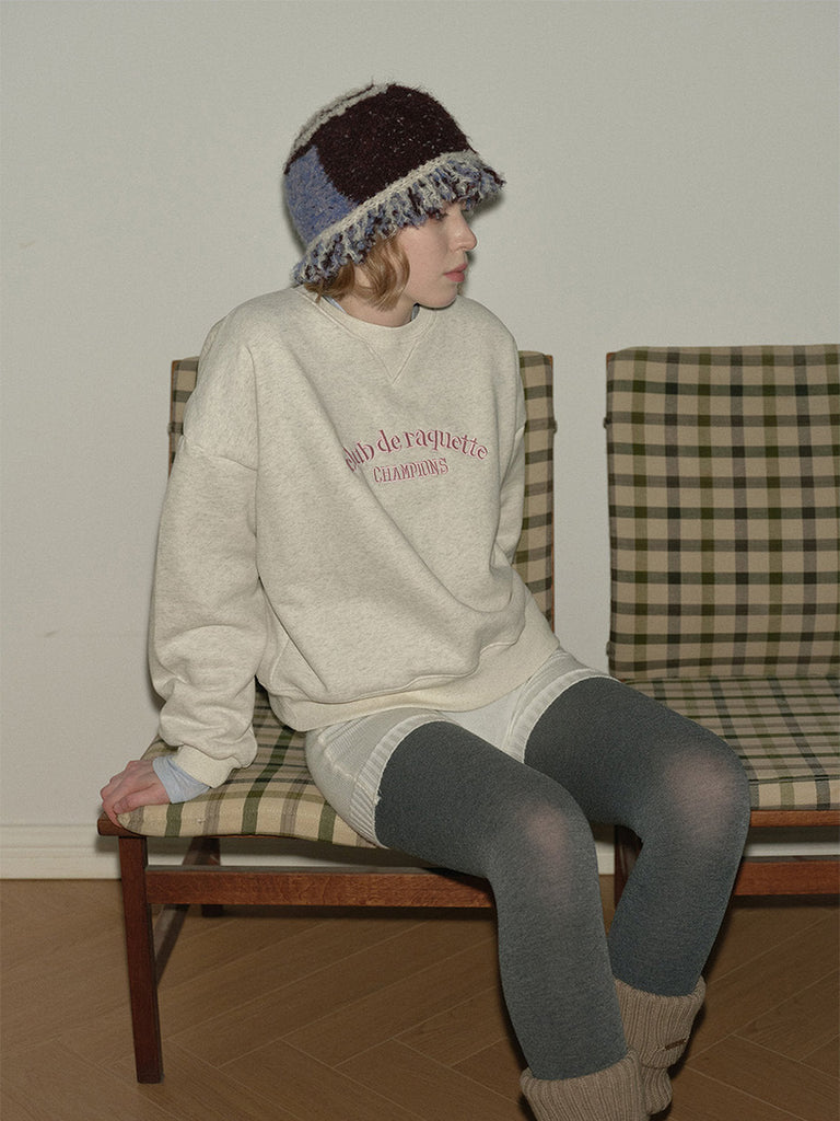 Bonnet laine mélangée femme, forme cloche, tricoté main, style vintage, bord à franges bouclées, doux et chaud, hiver 2024, look rétro, design unique, mixte et original, modèle Pyrma - Bonnets - Noir et bleu