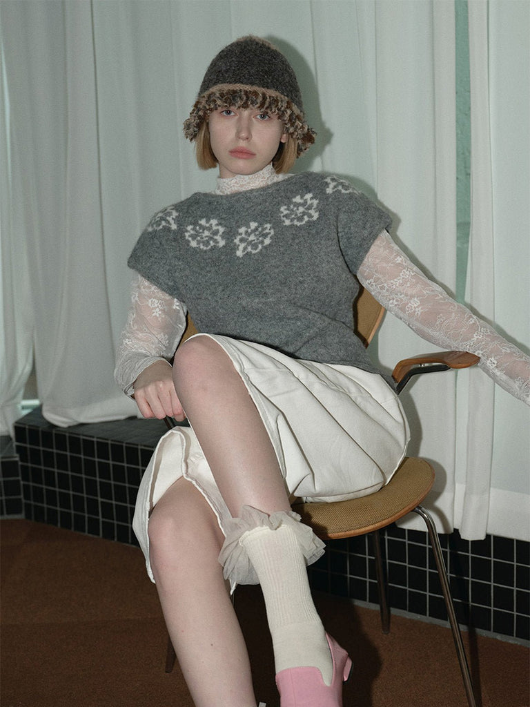 Bonnet laine mélangée femme, forme cloche, tricoté main, style vintage, bord à franges bouclées, doux et chaud, hiver 2024, look rétro, design unique, mixte et original, modèle Pyrma - Bonnets - Marron