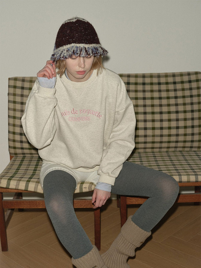 Bonnet laine mélangée femme, forme cloche, tricoté main, style vintage, bord à franges bouclées, doux et chaud, hiver 2024, look rétro, design unique, mixte et original, modèle Pyrma - Bonnets - Noir et bleu