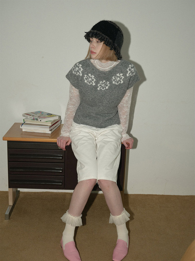 Bonnet laine mélangée femme, forme cloche, tricoté main, style vintage, bord à franges bouclées, doux et chaud, hiver 2024, look rétro, design unique, mixte et original, modèle Pyrma - Bonnets - Noir