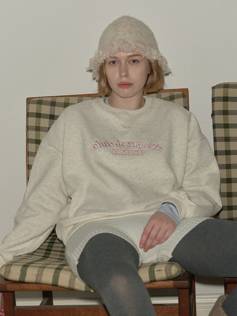 Bonnet laine mélangée femme, forme cloche, tricoté main, style vintage, bord à franges bouclées, doux et chaud, hiver 2024, look rétro, design unique, mixte et original, modèle Pyrma - Bonnets - Blanc et rose