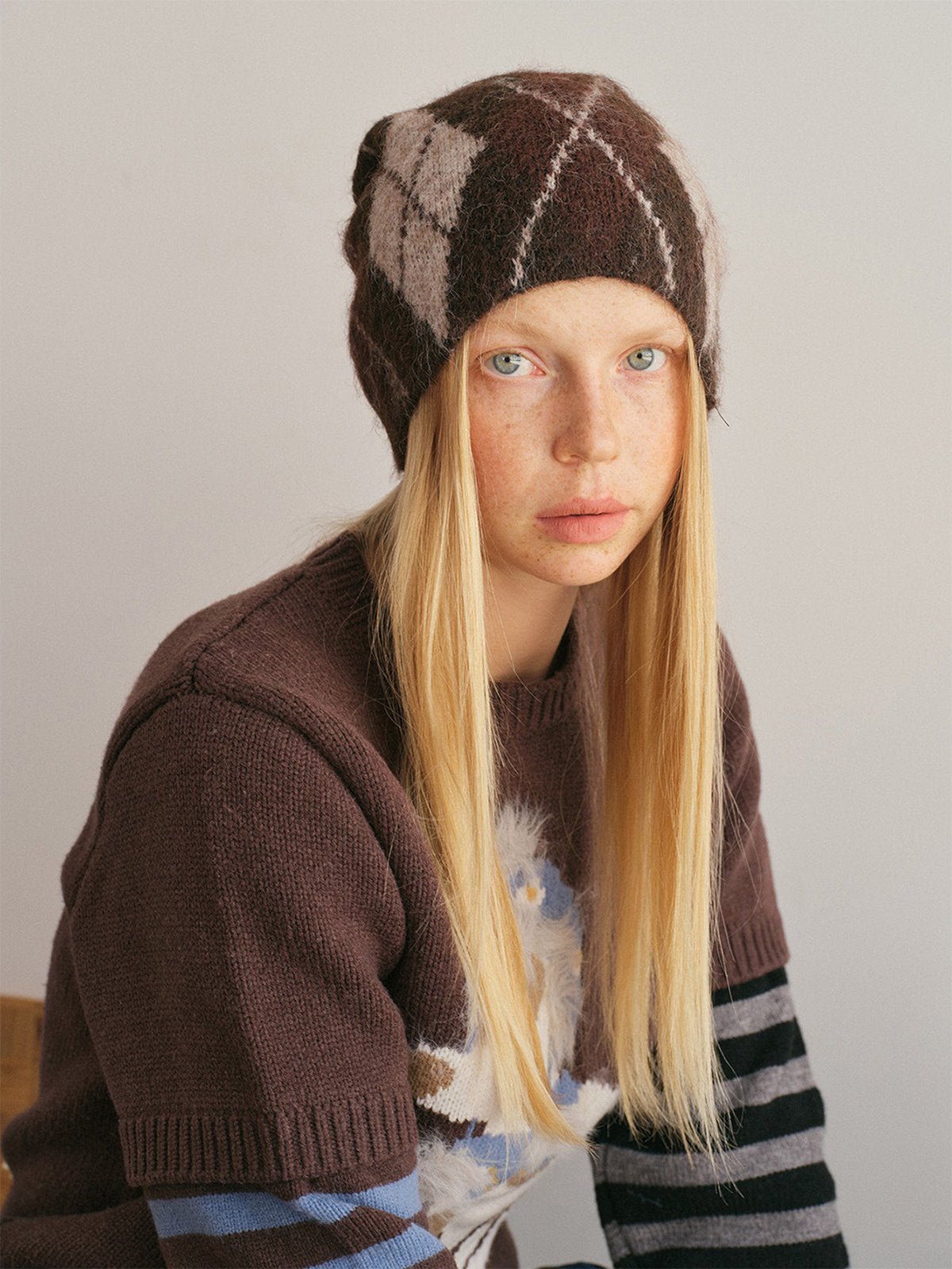 Bonnet maille losange doux, accessoire laine hiver femme, couvre chef tricoté chaud, sans bord mixte, bonnet style rétro graphique, bonnet streetwear moelleux, modèle Dias - Bonnets - Marron