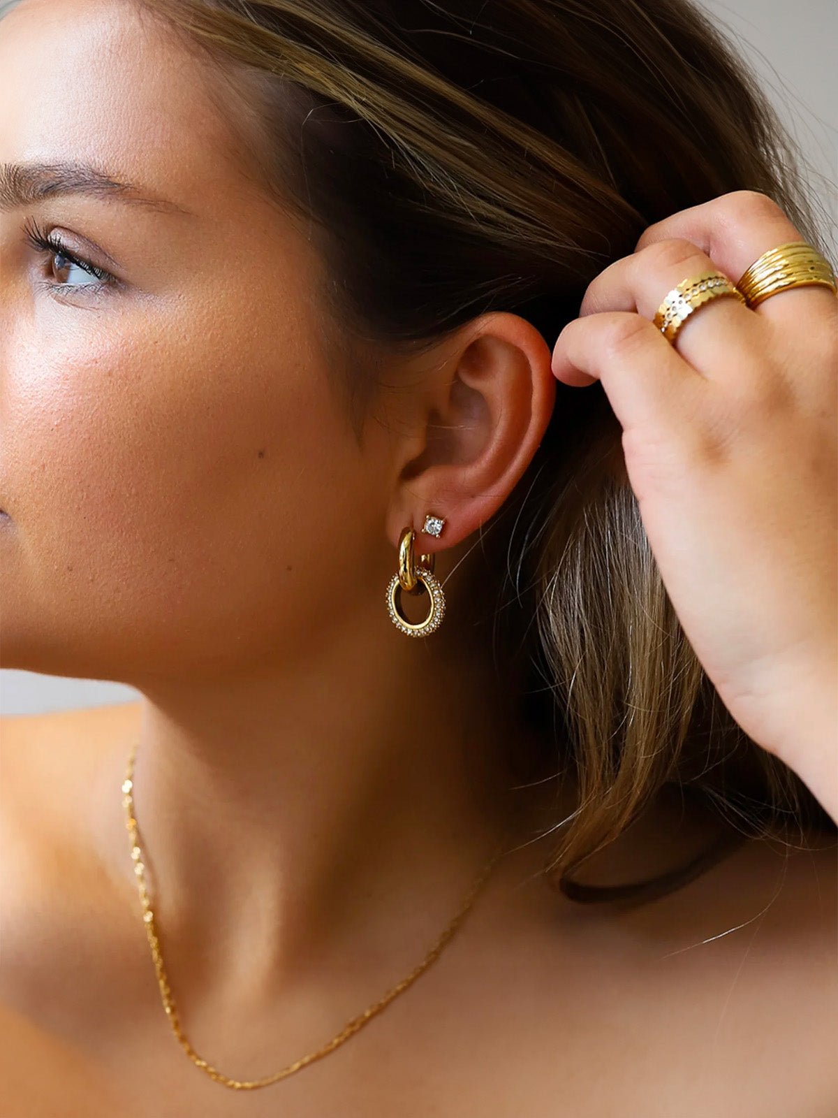 Boucles d'oreilles dorées, acier inoxydable, anneaux entrelacés, zirconium scintillant, style tendance, modèle Rida - Boucles d'oreilles - Or