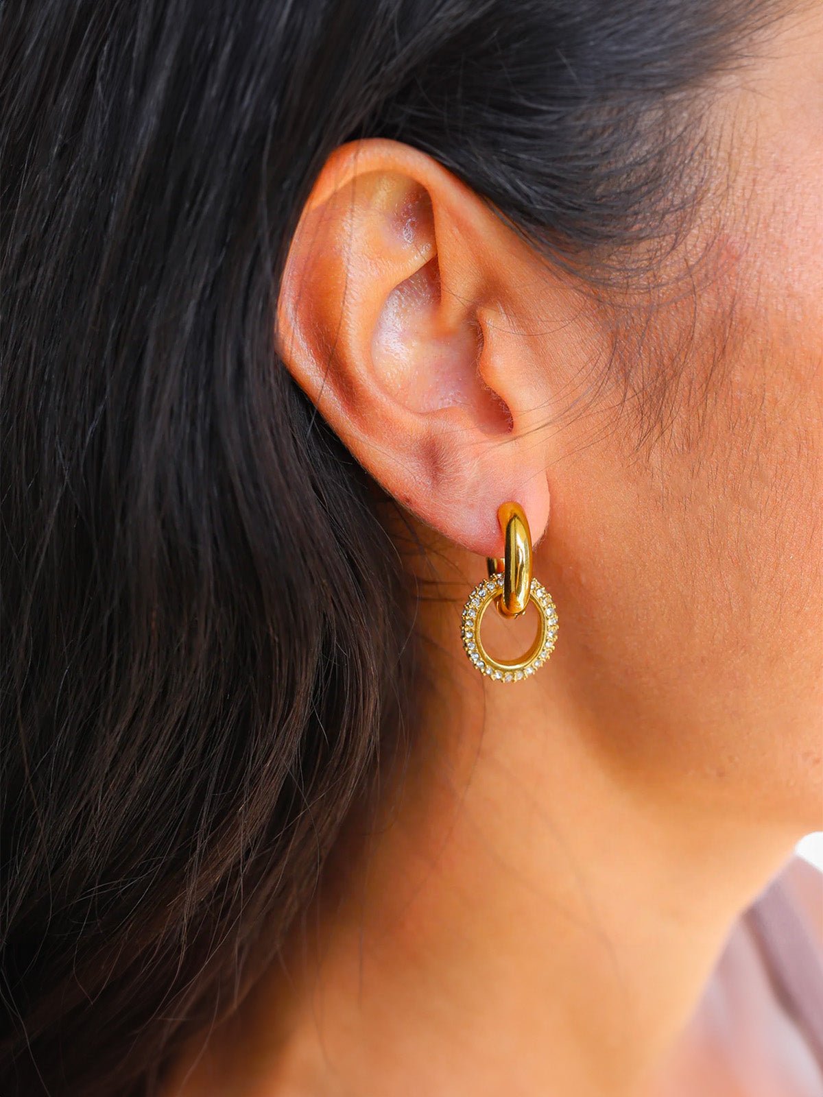 Boucles d'oreilles dorées, acier inoxydable, anneaux entrelacés, zirconium scintillant, style tendance, modèle Rida - Boucles d'oreilles - Or