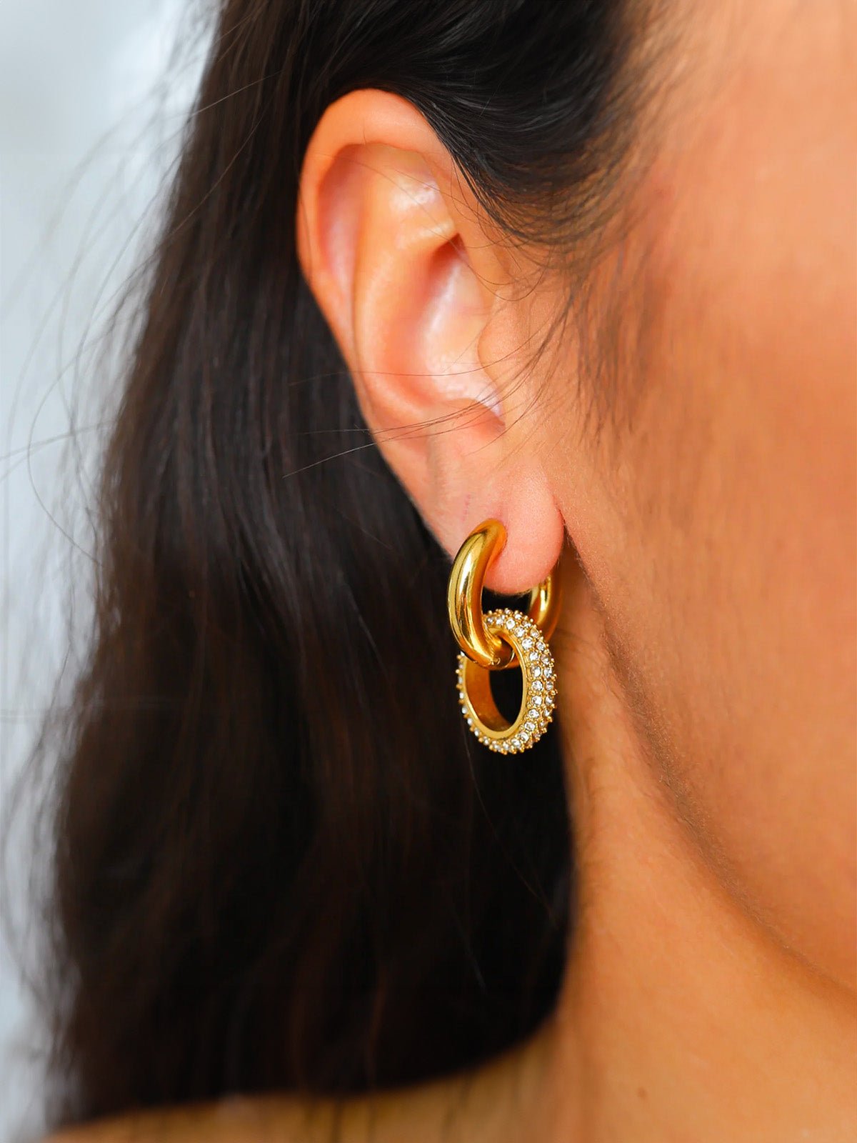 Boucles d'oreilles dorées, acier inoxydable, anneaux entrelacés, zirconium scintillant, style tendance, modèle Rida - Boucles d'oreilles - Or