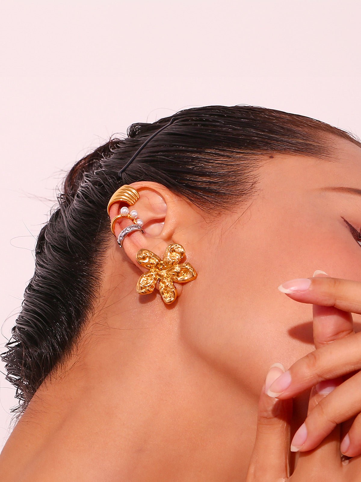 Boucles d’oreilles fleur dorée, bijou martelé, acier inoxydable, style floral, bijou d’été, modèle Financia - Boucles d'oreilles - Or