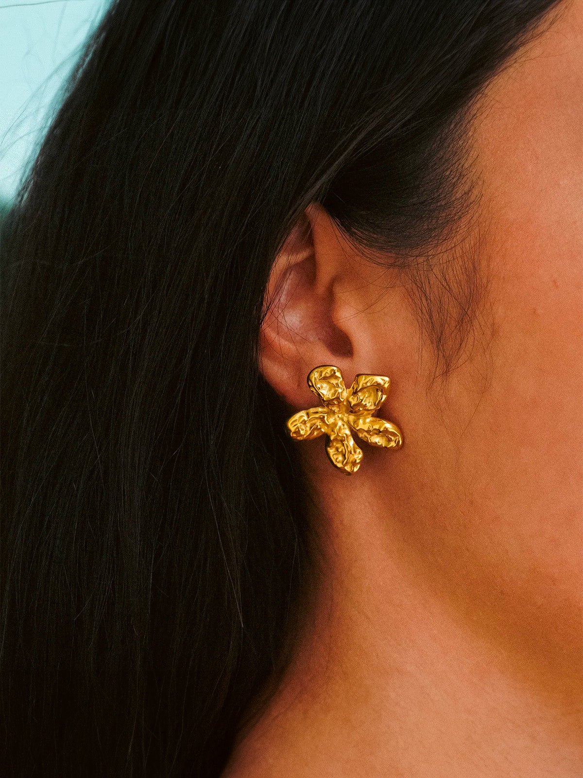 Boucles d’oreilles fleur dorée, bijou martelé, acier inoxydable, style floral, bijou d’été, modèle Financia - Boucles d'oreilles - Or