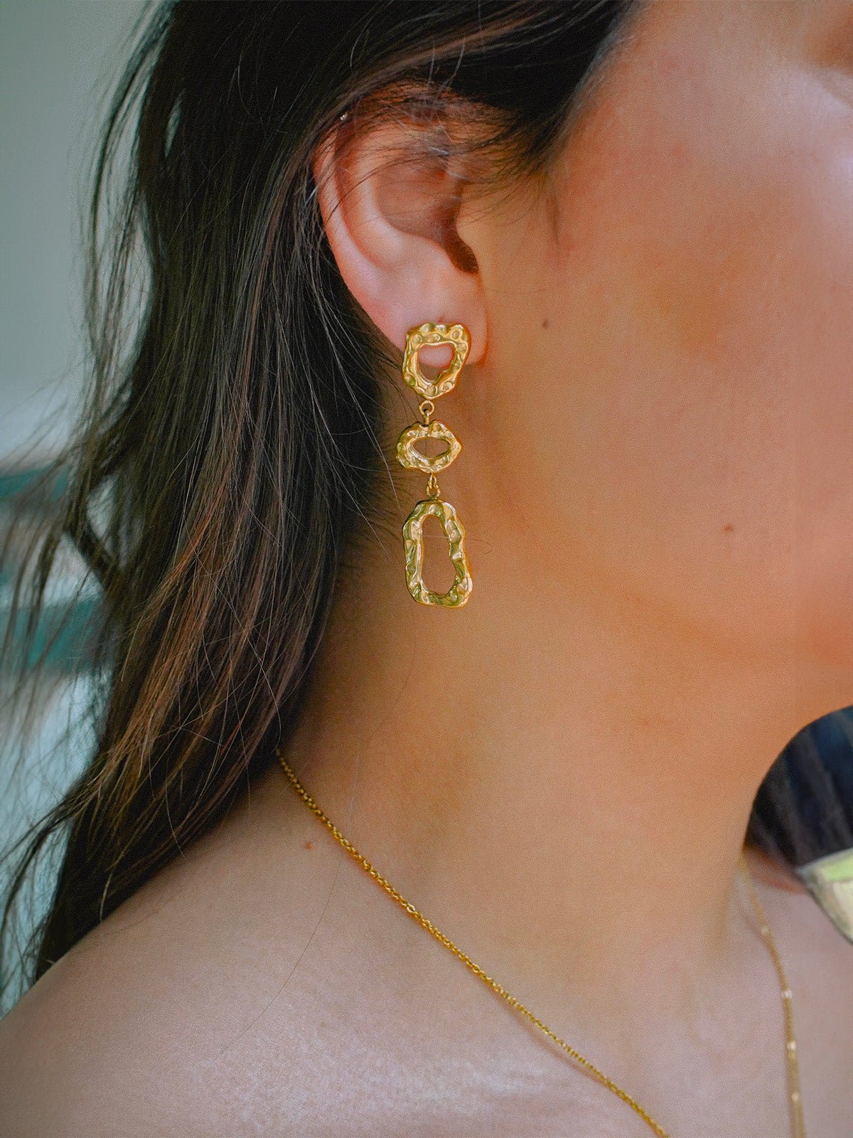 Boucles d’oreilles longues, dorées, acier inoxydable, design géométrique, martelées, modèle Rouna - Bague - Or