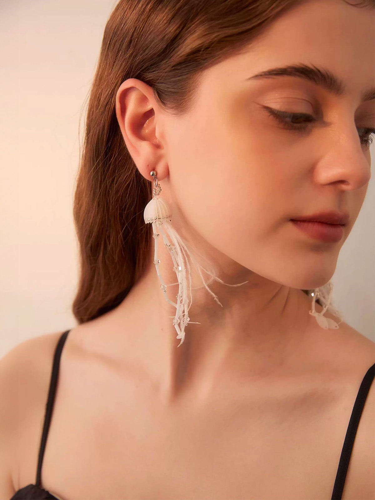 Boucles d'oreilles méduse, longues plumes, perles translucides, design aérien, hypoallergénique, modèle Médusa - Boucles d'oreilles - Blanc